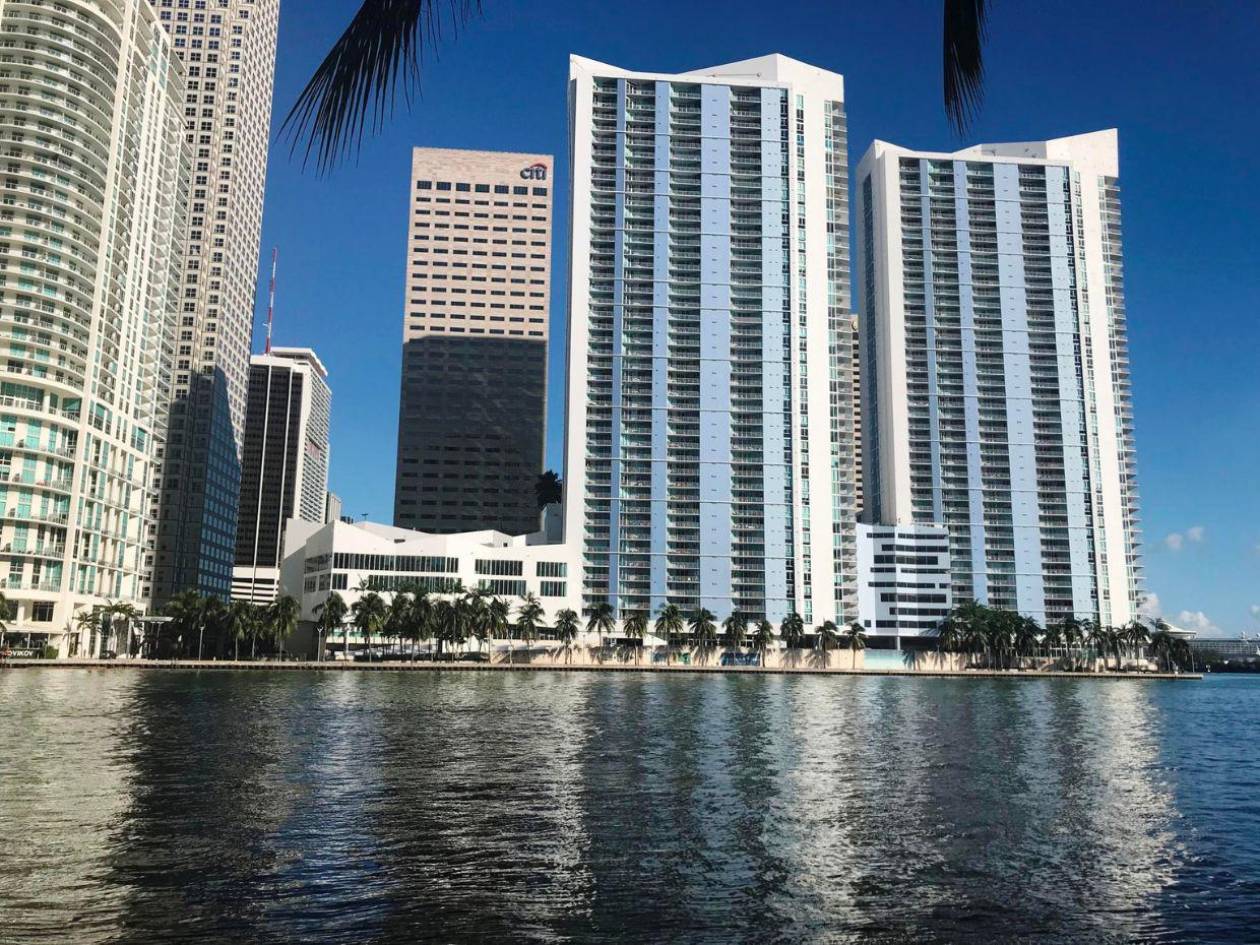 Estudio revela hundimiento “sostenido” de condominios de lujo en Miami