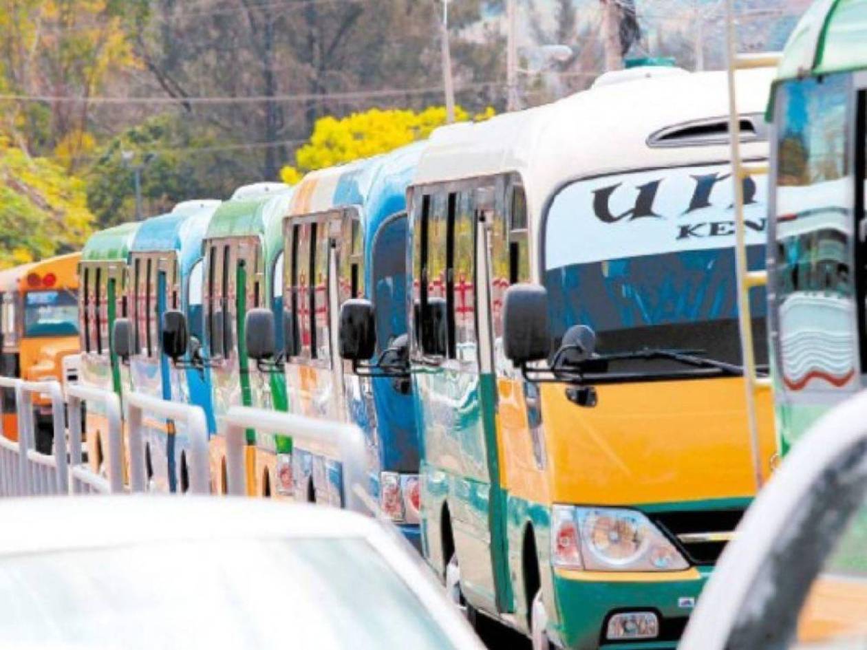 Transportistas exigen pago del bono o incremento a la tarifa