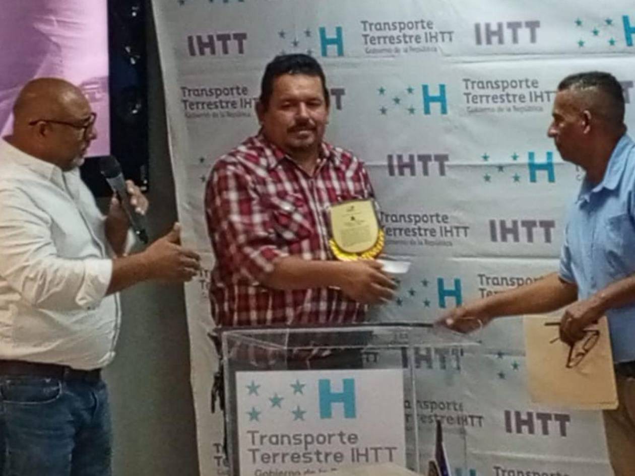 Autoridades del IHTT otorgan reconocimiento a Elías Valladares, el heroico conductor de rastra