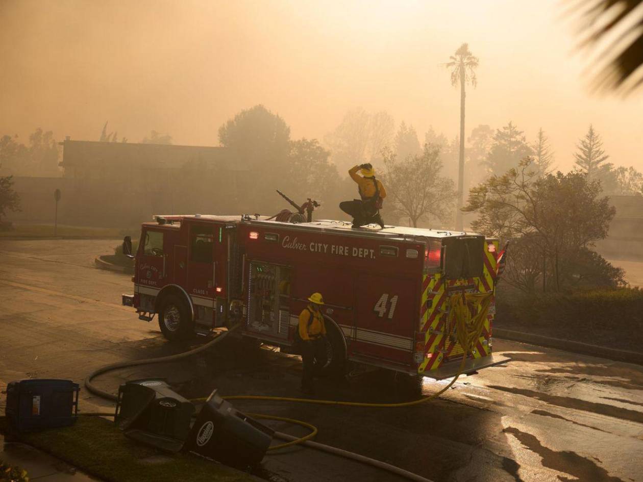 Incendio sin control obliga a desalojar a más de 10 mil personas en California