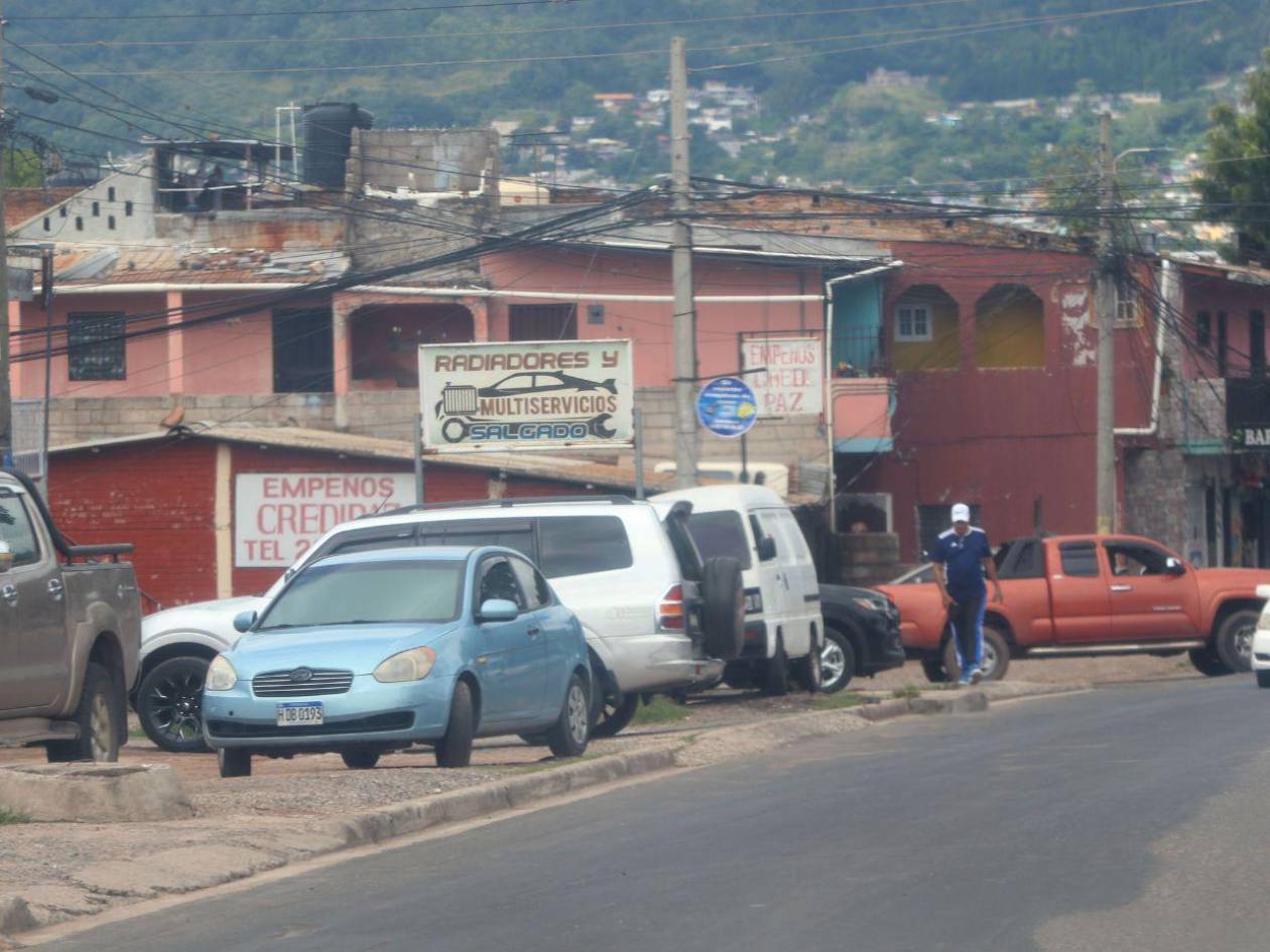 Vecinos de la colonia San Miguel en Tegucigalpa exigen liberar aceras