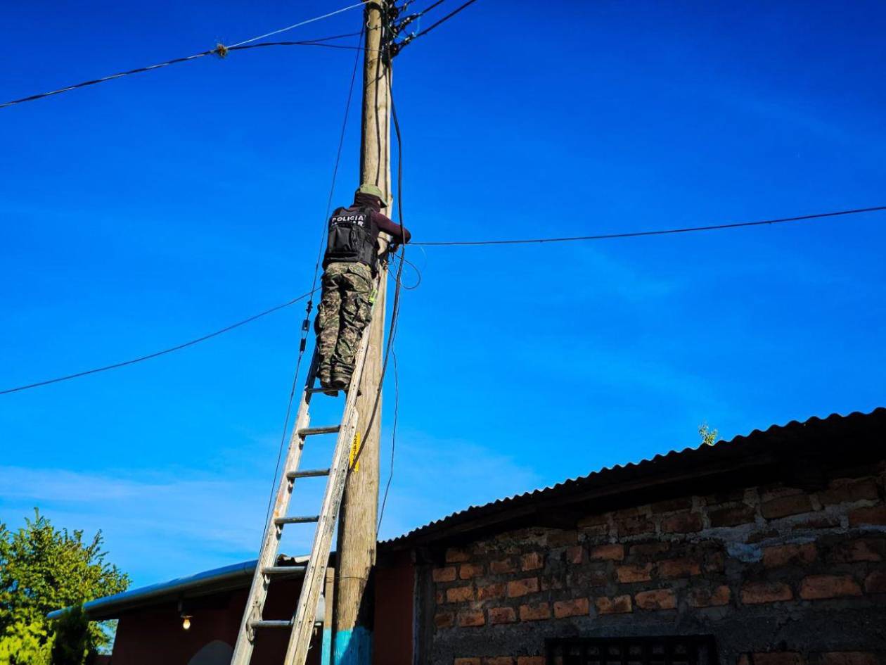 Desmantelan antenas de recepción y emisión de señales de internet