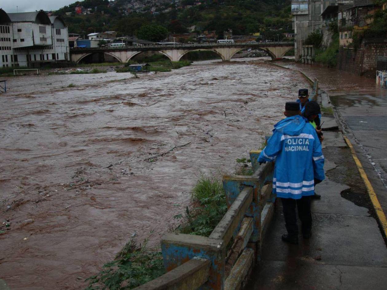 Cierran el paso de puentes y vía rápida por la crecida del río Choluteca