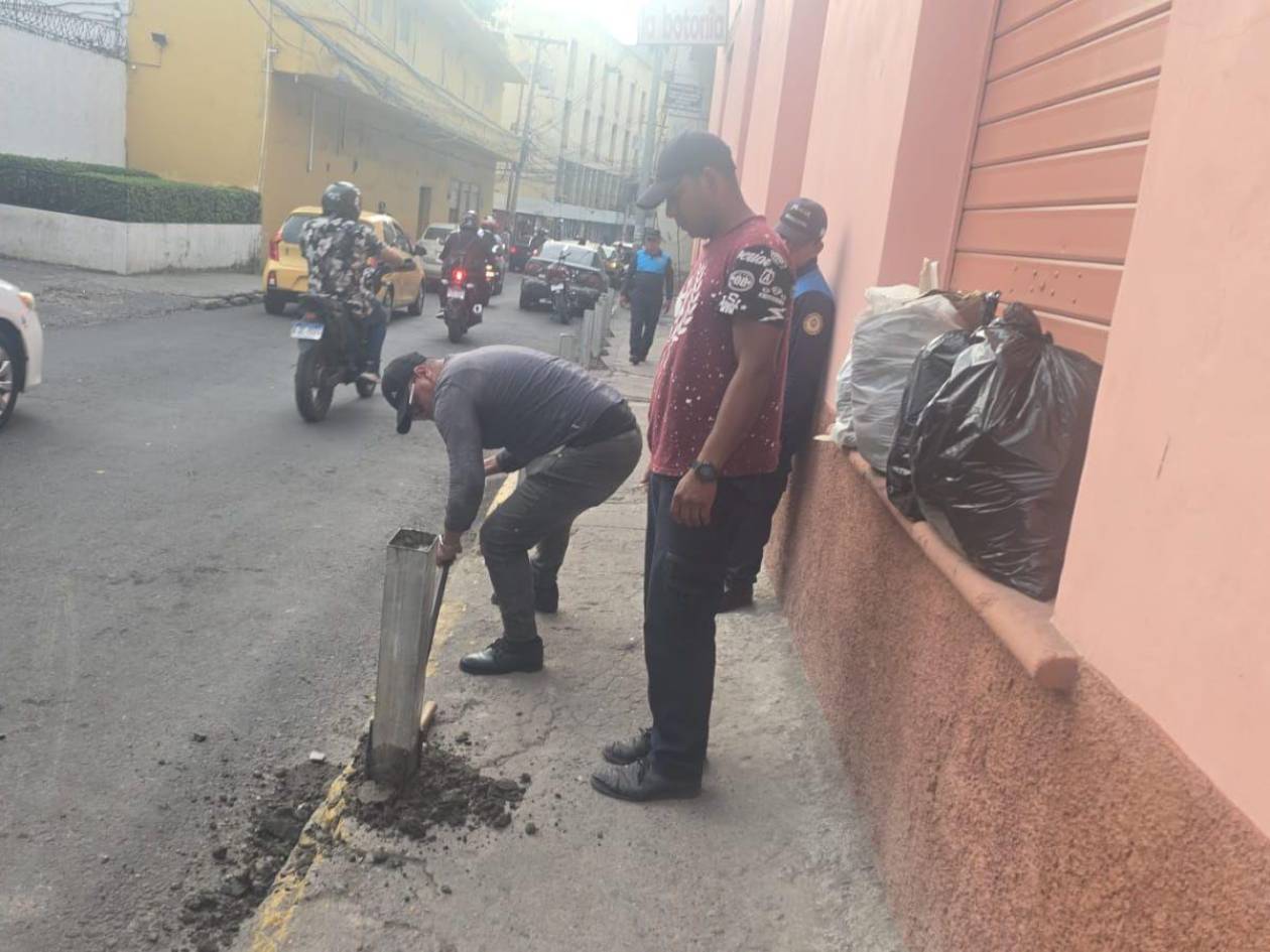 Policía Municipal retira tubos que bloquean aceras en Tegucigalpa