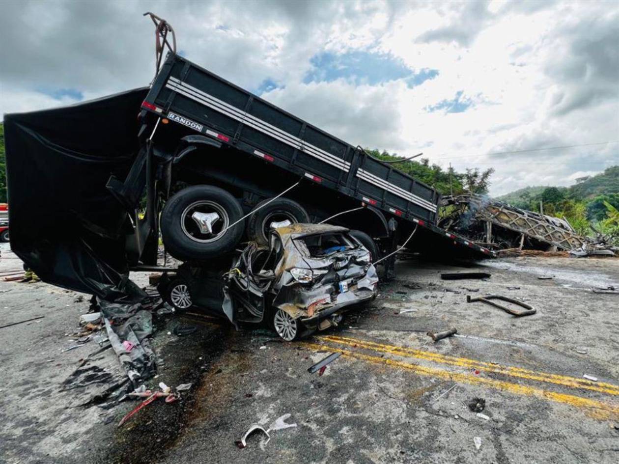 A 37 muertes asciende número de víctimas de accidente de autobús en Brasil