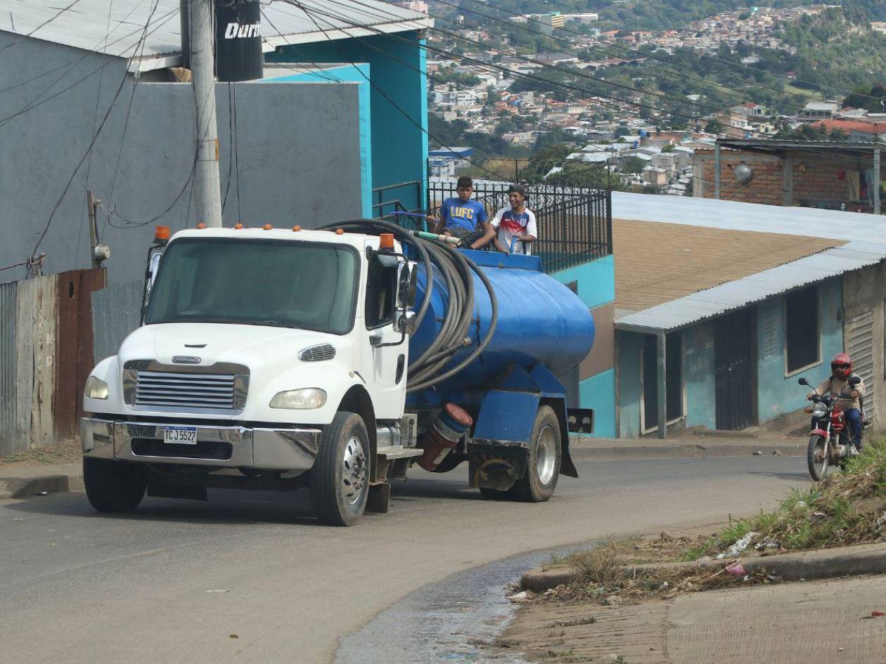 En zonas altas del Distrito Central sufren escasez de agua potable