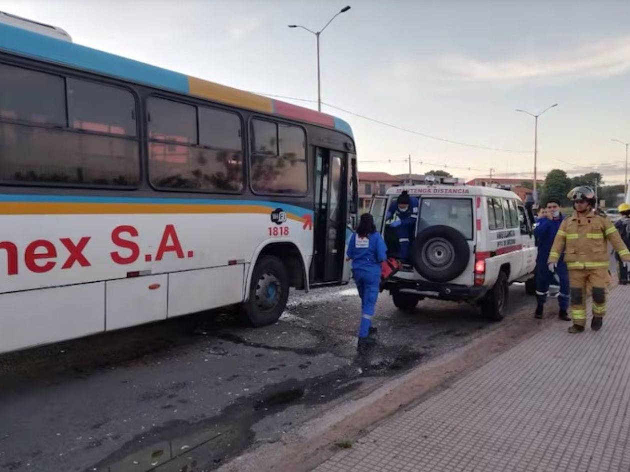 Al menos 20 heridos deja choque entre autobuses de pasajeros en Paraguay