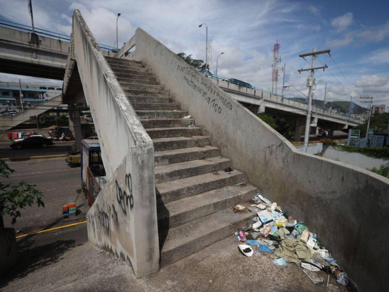 Puentes peatonales y túneles subterráneos en desuso en la capital hondureña