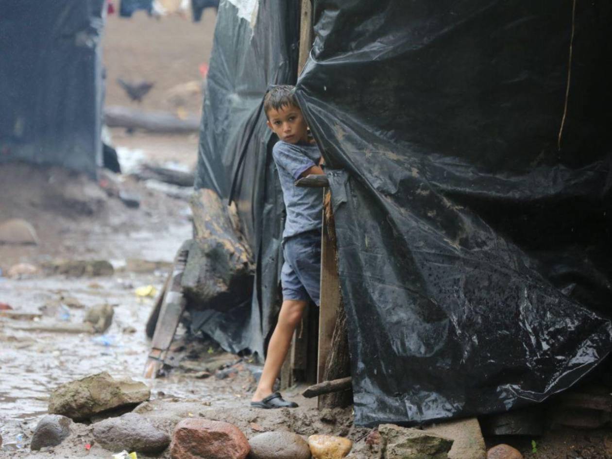 Sufren en Los Amates: Niños con frío, familias sin alimento, agua dentro de las casas e incomunicados