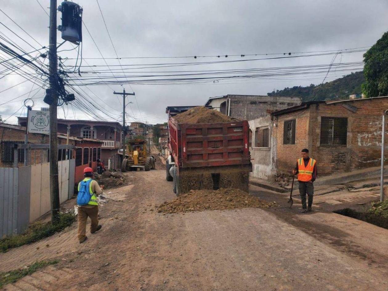 Mejoran las calles de terracería en varios sectores de la capital