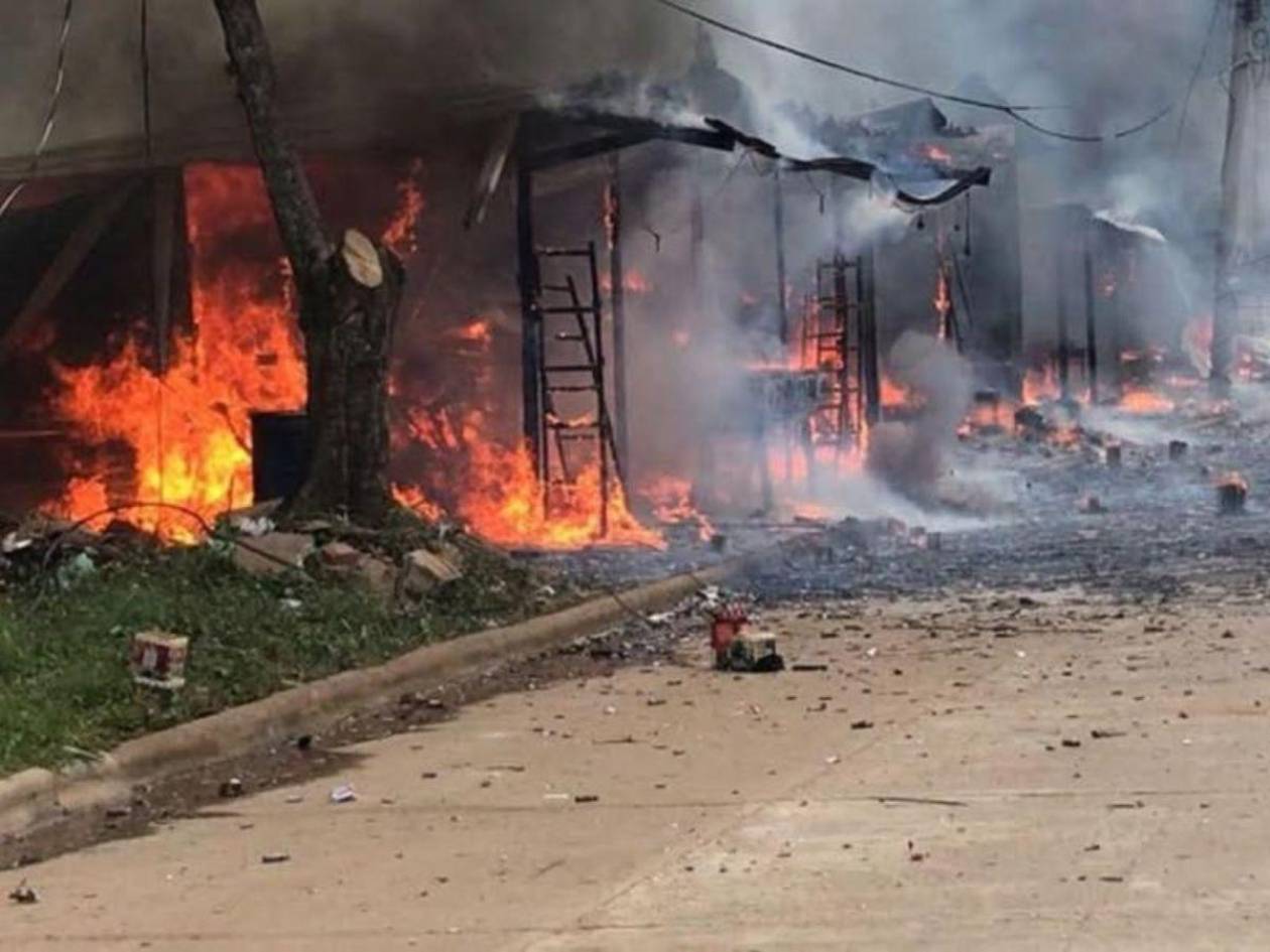 Presidenta Castro promete apoyo a comerciantes afectados por incendio en cohetería en Olancho