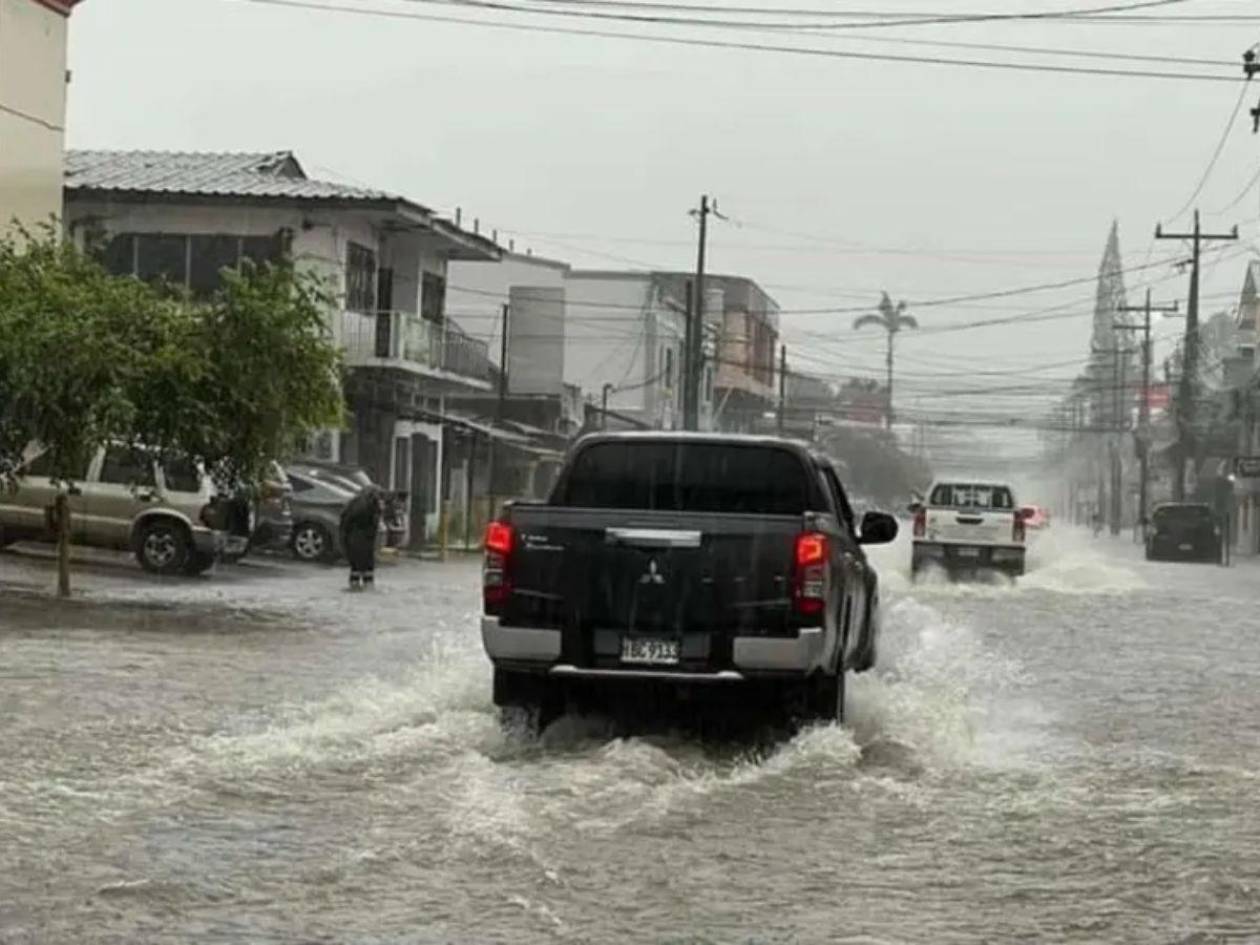 Bajo alerta verde cinco departamentos por daños y humedad en el suelo