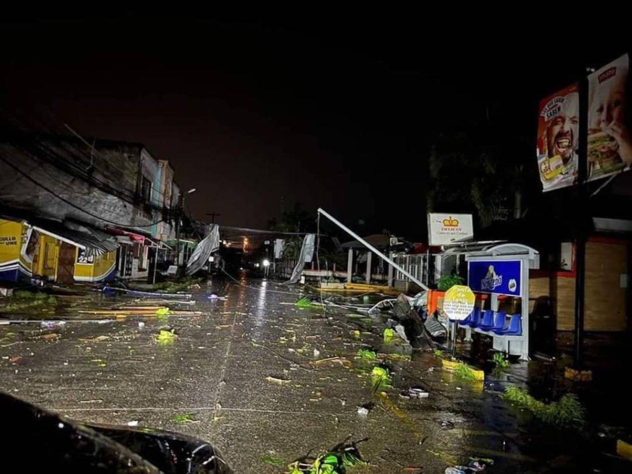 Videos muestran los daños provocados por vientos huracanados en Puerto Cortés