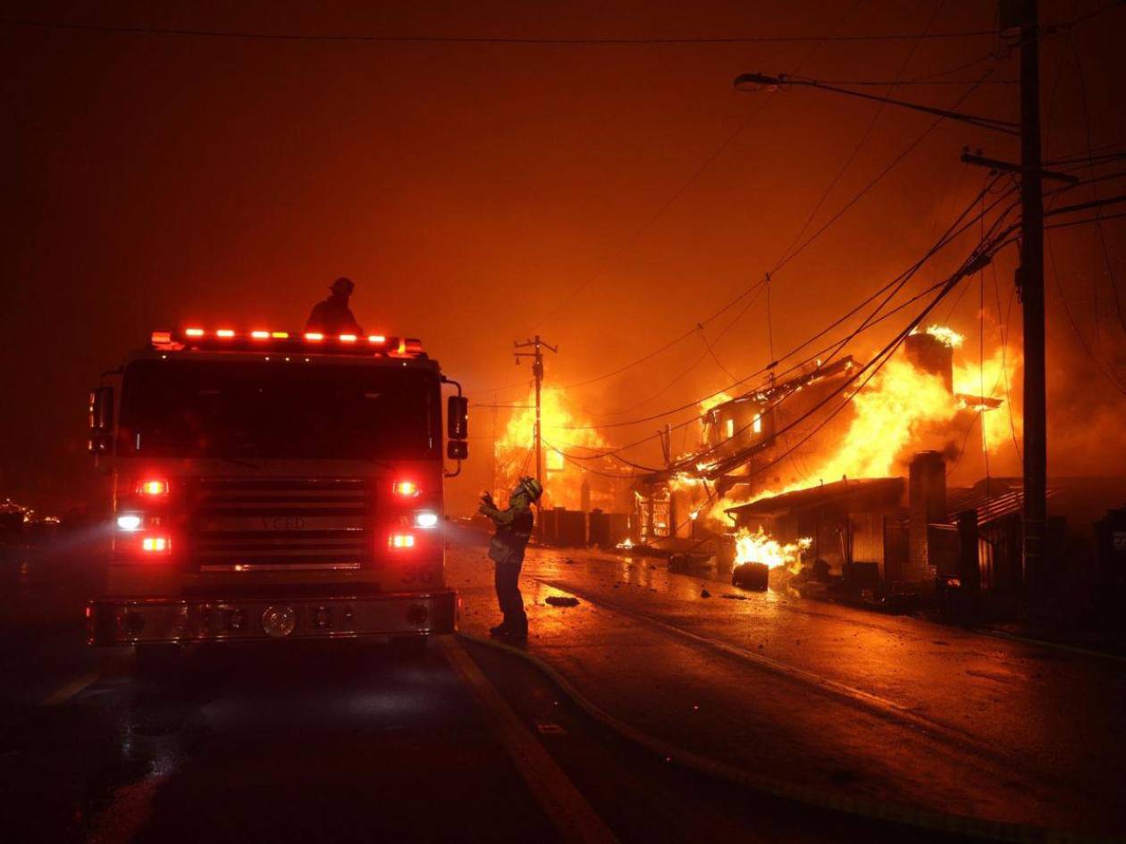 Bomberos luchan contra incendios en Los Ángeles ante amenaza de fuertes vientos