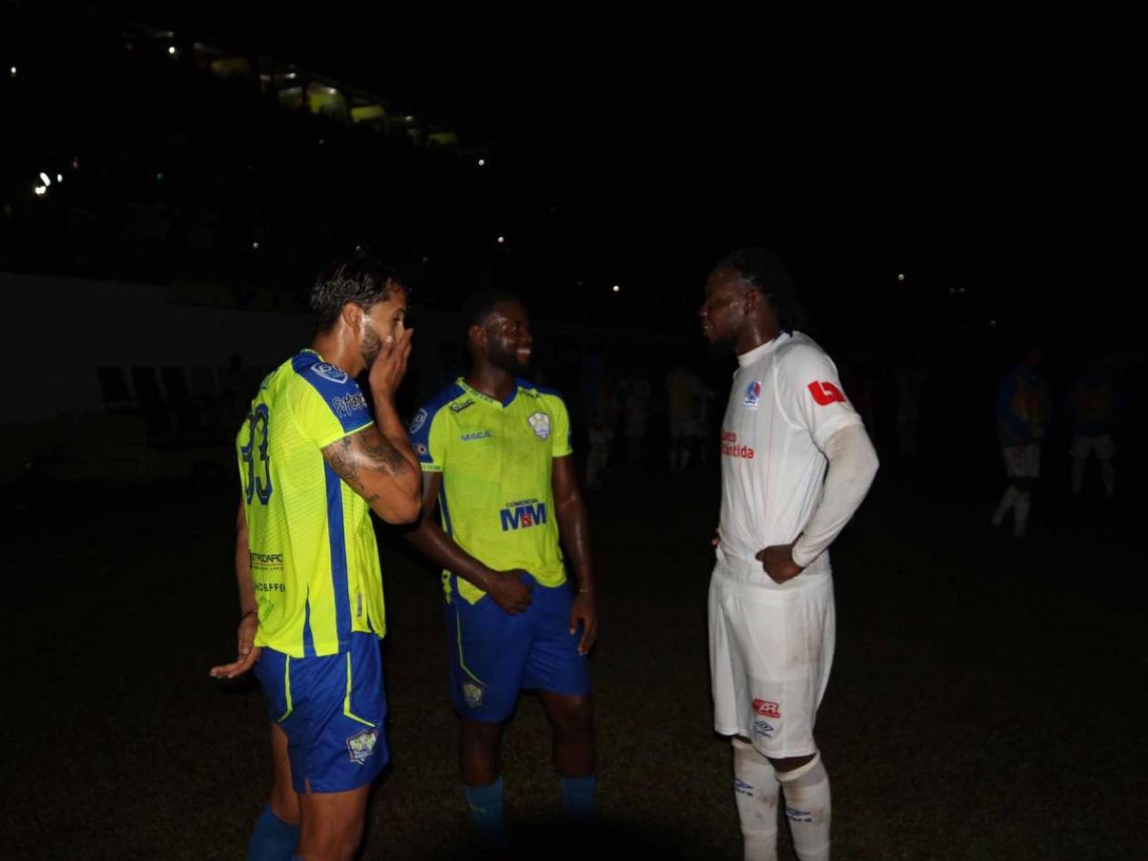 ¡Terrible! Un apagón ha interrumpido las acciones entre Olimpia y Olancho FC en Juticalpa