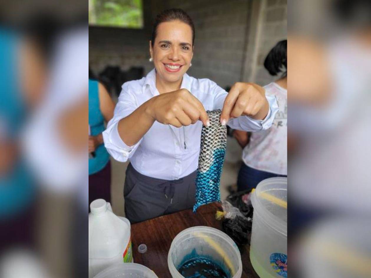 Hondureña transforma piel de pescado en ropa y enseña a otras mujeres a hacerlo