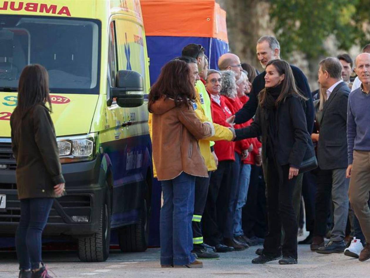 Tras ser recibidos con lodo, reyes visitan regiones afectadas por la DANA