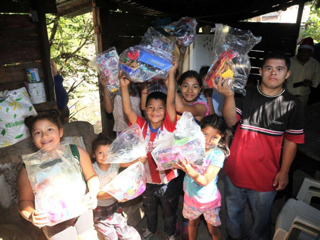 Juguetes y sonrisas iluminan los rostros de los niños del Distrito Central