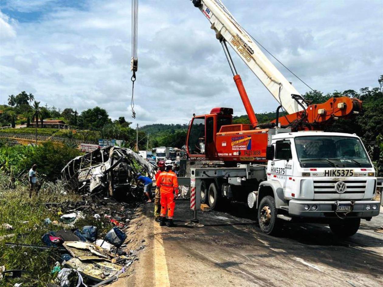 Perdió el control: Mueren 22 personas en aparatoso accidente de bus en Brasil