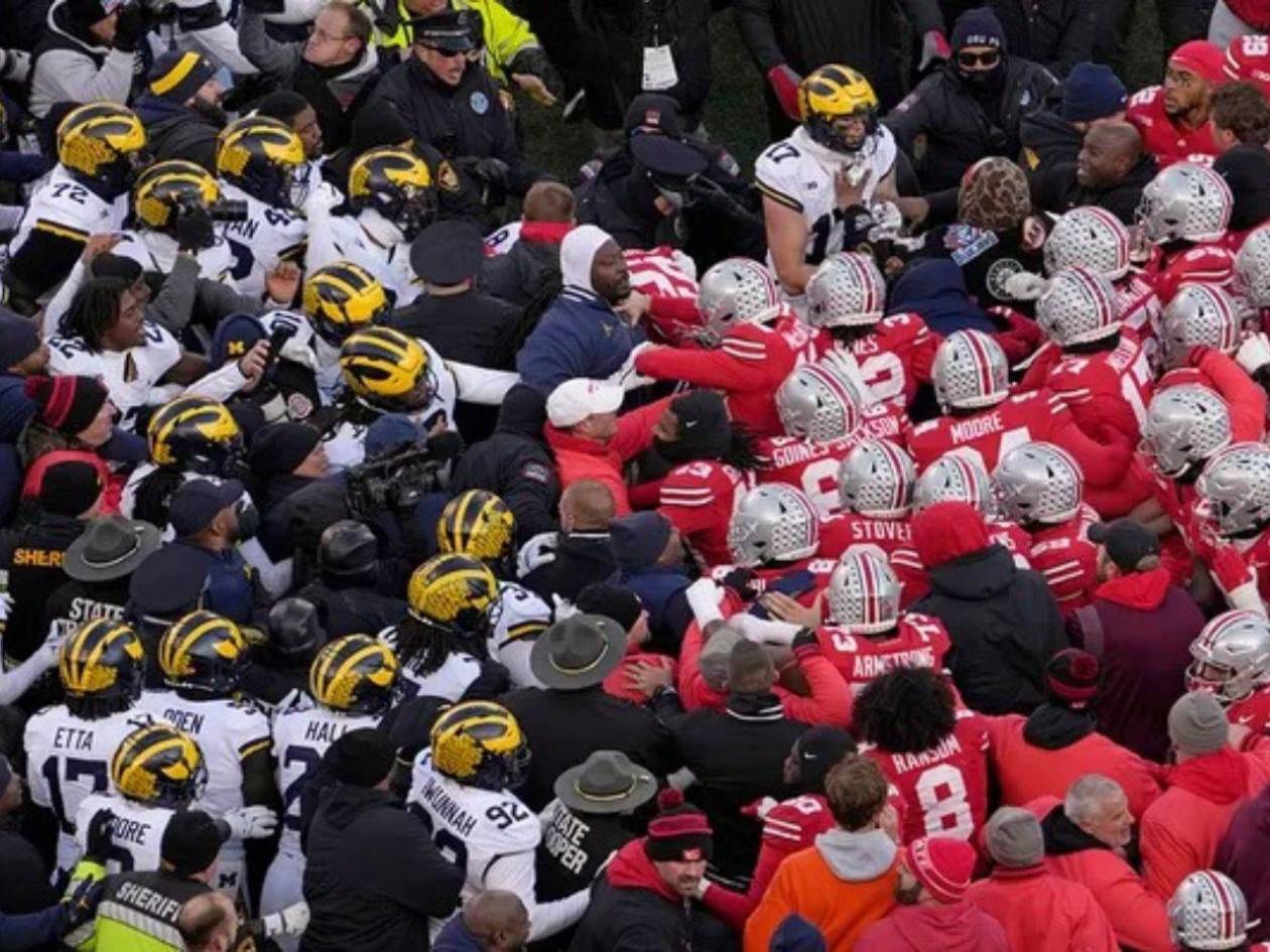 Bronca en juego Ohio State-Michigan: Policía usa gas pimienta para disipar