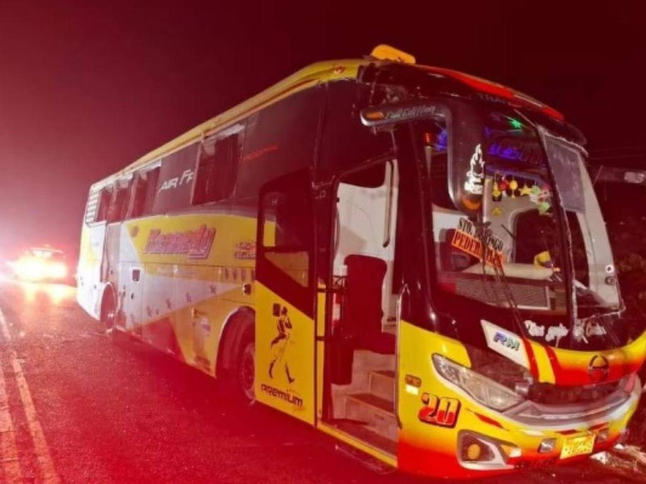 Al menos siete muertos y 30 heridos en accidente de bus en zona costera de Ecuador