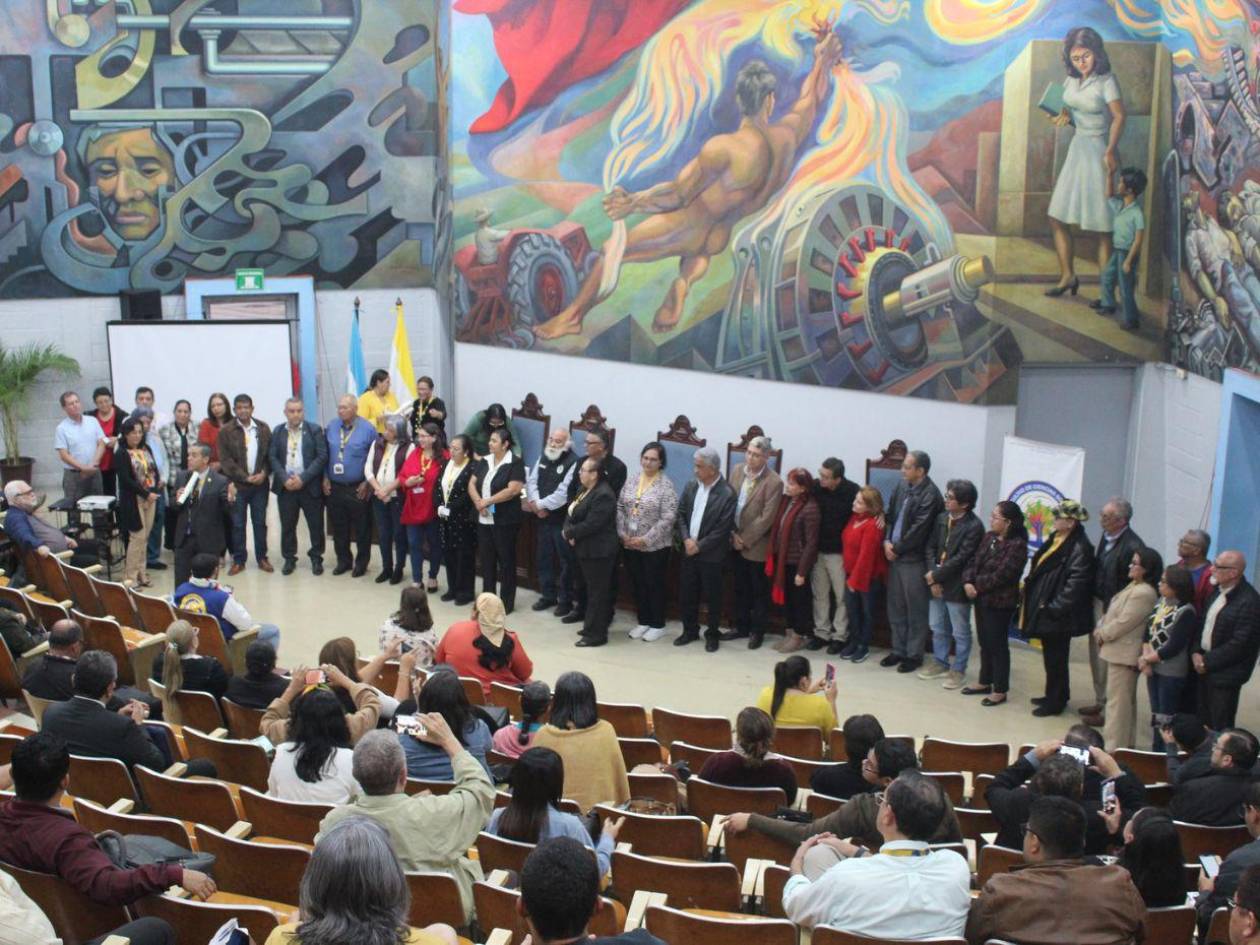 Reconocen trayectoria de docentes en II Encuentro de Ciencias Sociales