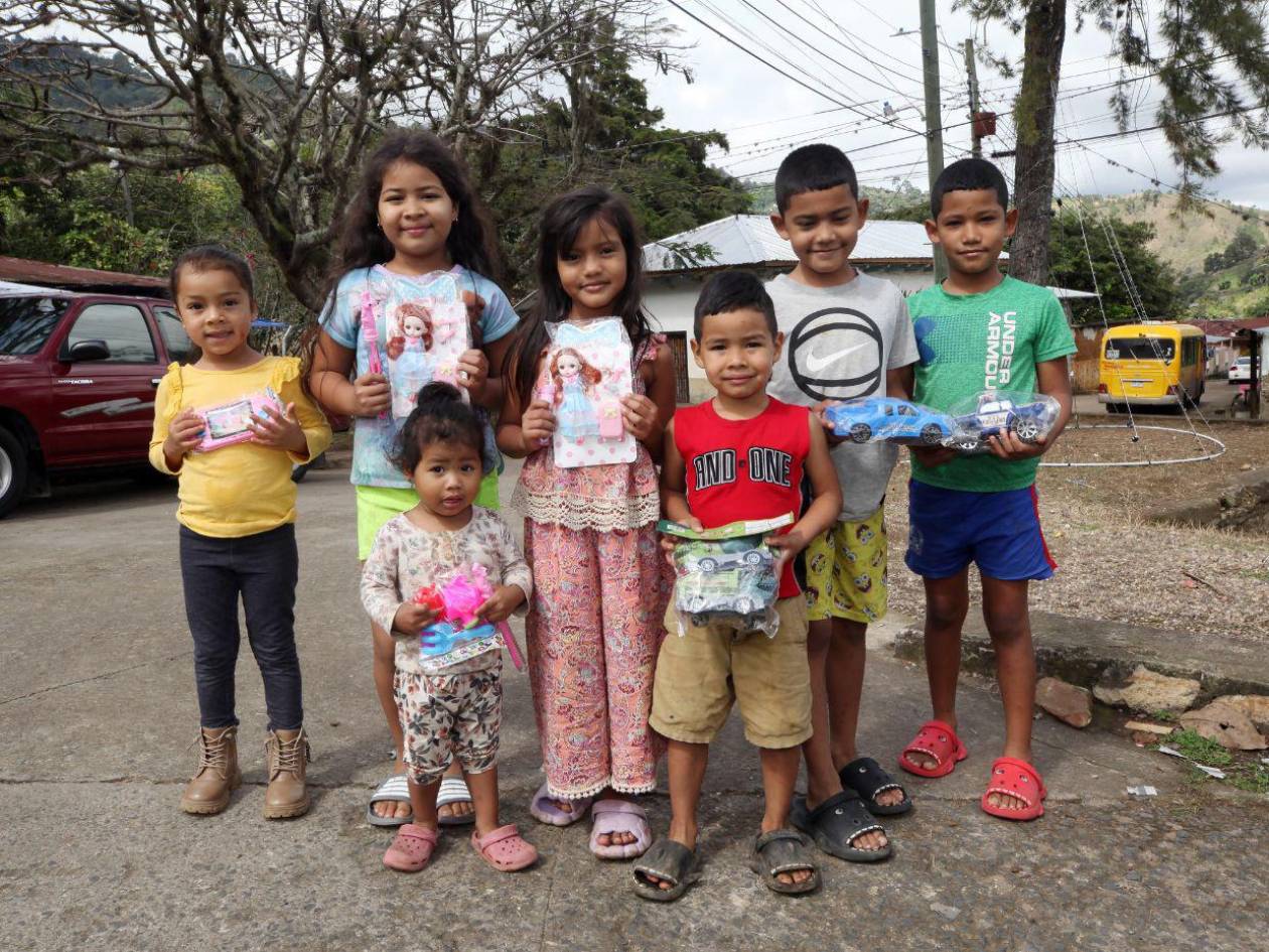 Llevamos alegría a aldea San Juancito con el apoyo de Importadora La Uno