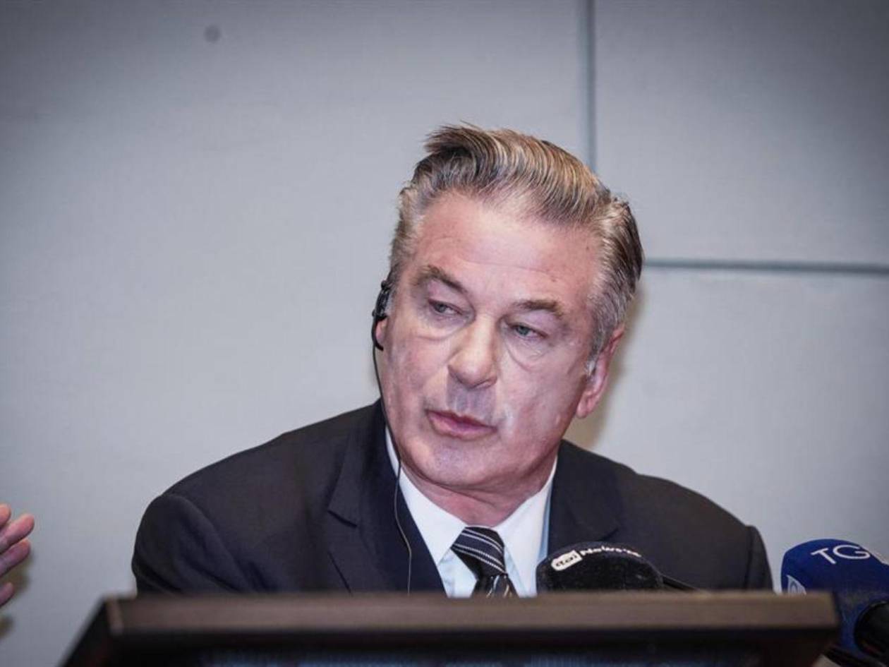 Alec Baldwin demanda a fiscales del caso ‘Rust’ por falsas acusaciones