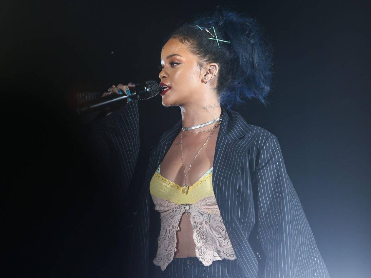 ¿Perdió el talento? Critican a Rihanna por su desafinada participación en un karaoke