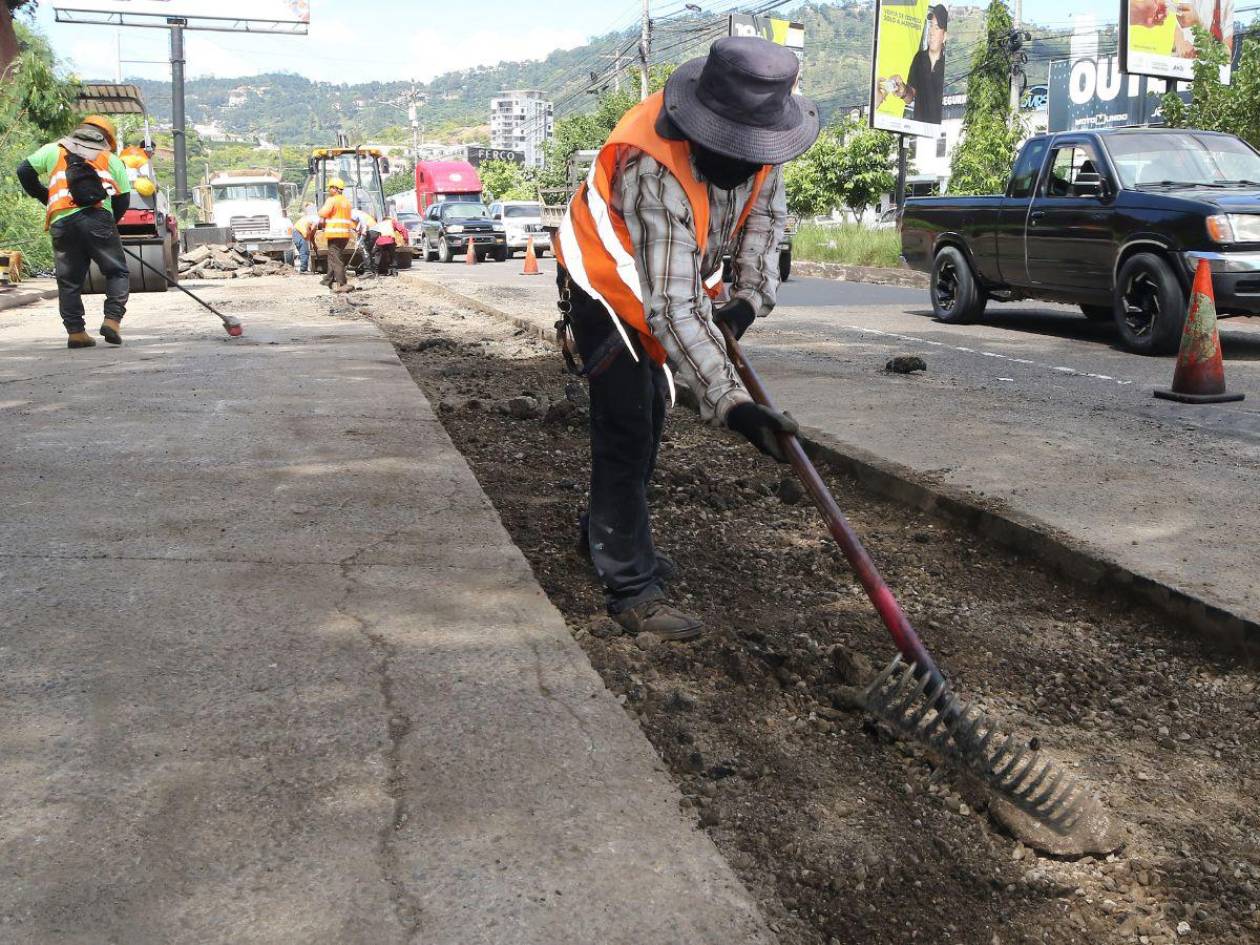 Avanza el bacheo del anillo periférico hacia la salida a Valle de Ángeles