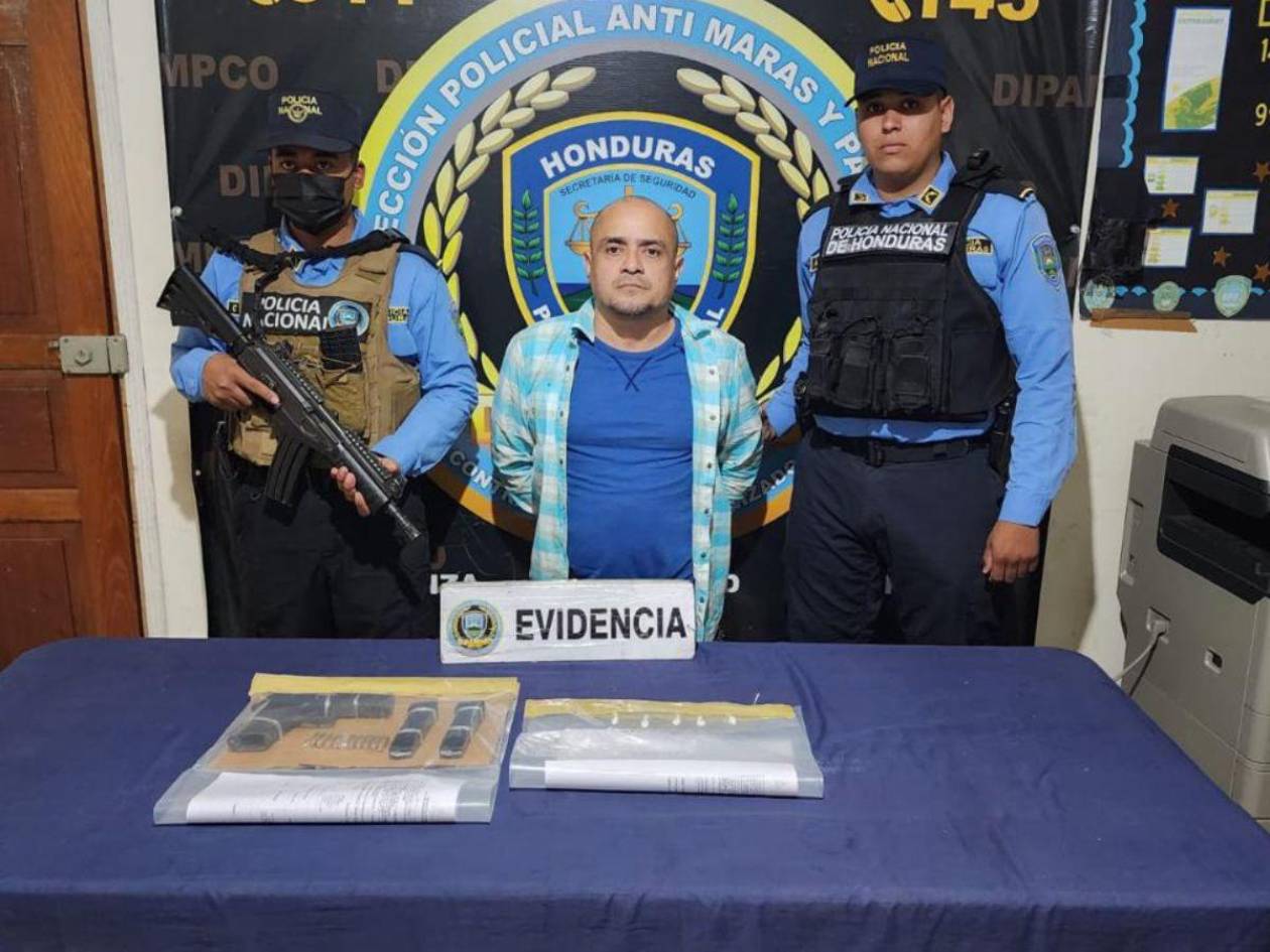 Hombre acusado de varios delitos fue capturado con un arma de fuego