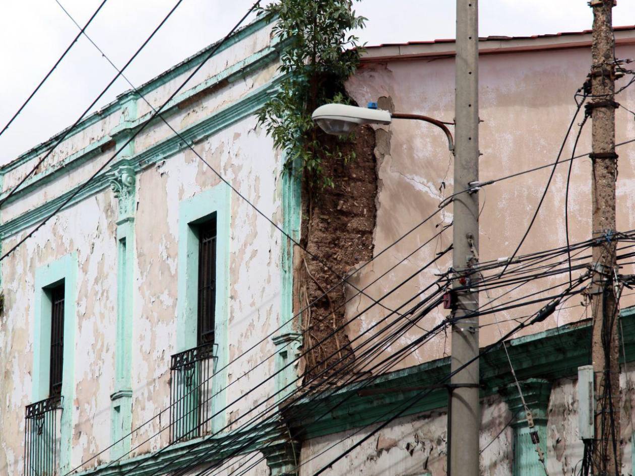 El edificio histórico de la Hemeroteca Nacional está cerca de colapsar