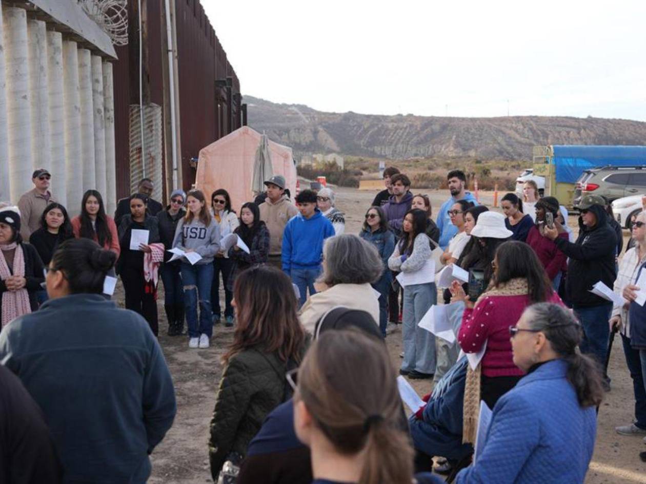 Proinmigrantes recrean en muro de EUA “las posadas” con puertas cerradas