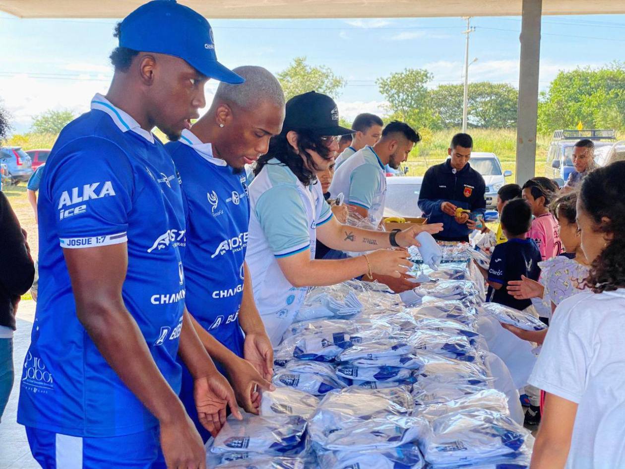 Alberth Elis inaugura clínica deportiva junto a la Policía Nacional