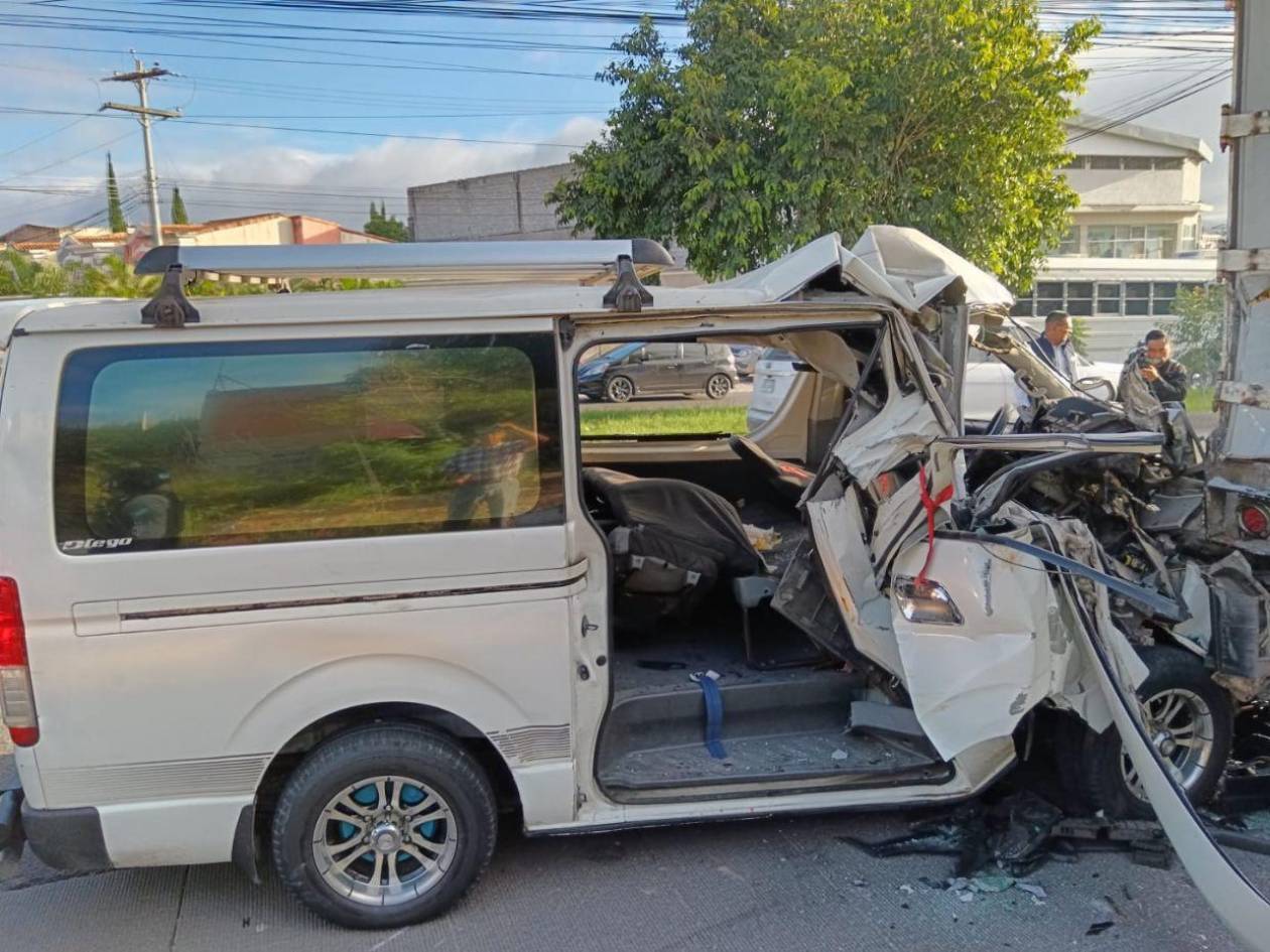 Accidente entre busito y una rastra deja varios heridos en el anillo periférico