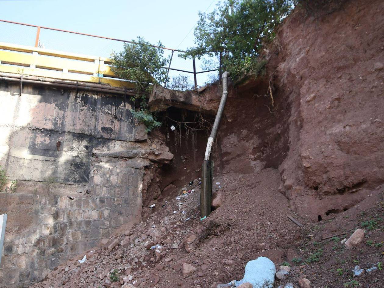 El puente de la San Miguel, en Tegucigalpa, se debilita ante socavón