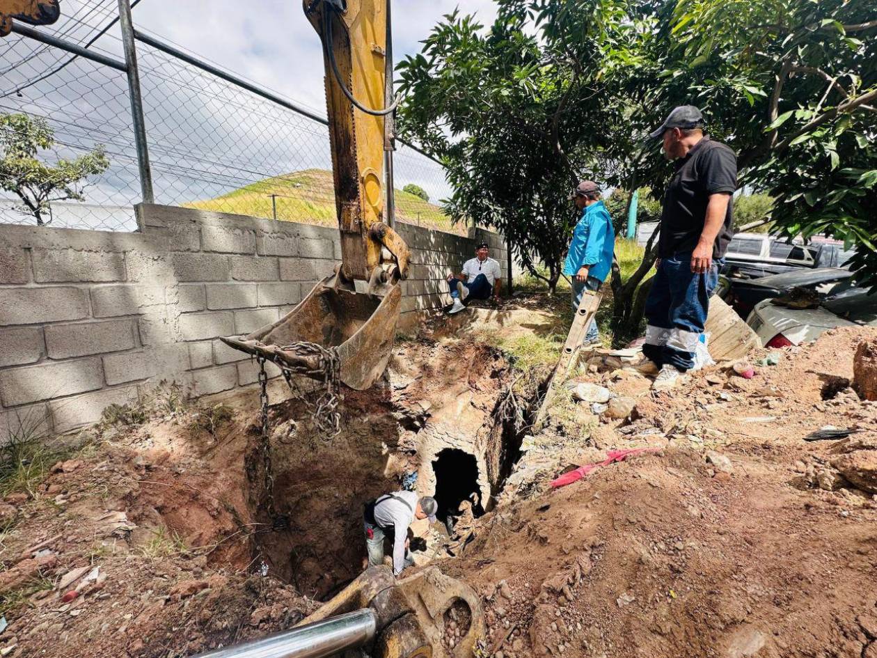 Reparan falla en colector de aguas lluvias en colonia Víctor F. Ardón