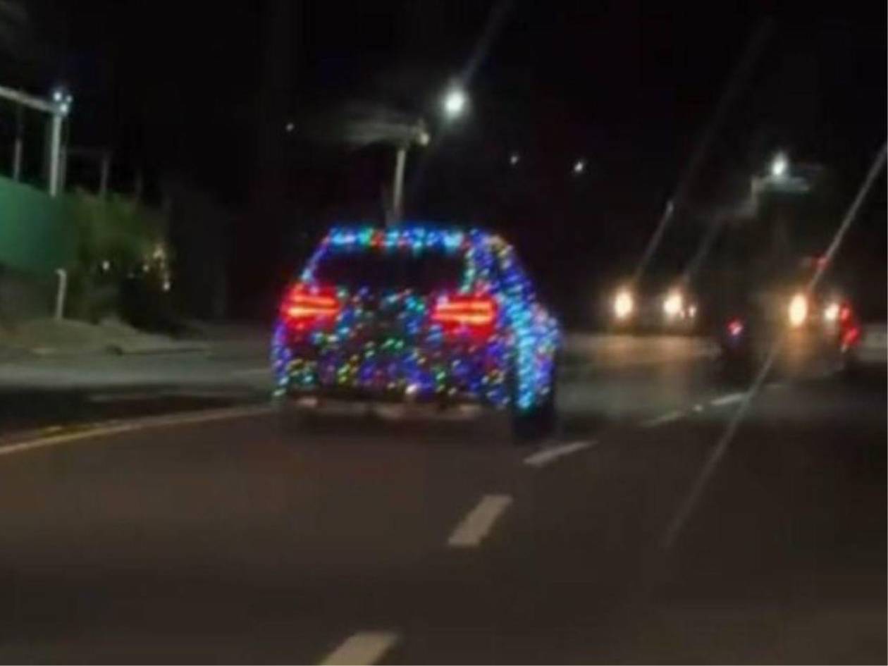 ¡Espíritu navideño sobre ruedas! Vehículo iluminado deslumbra las calles de Tegucigalpa