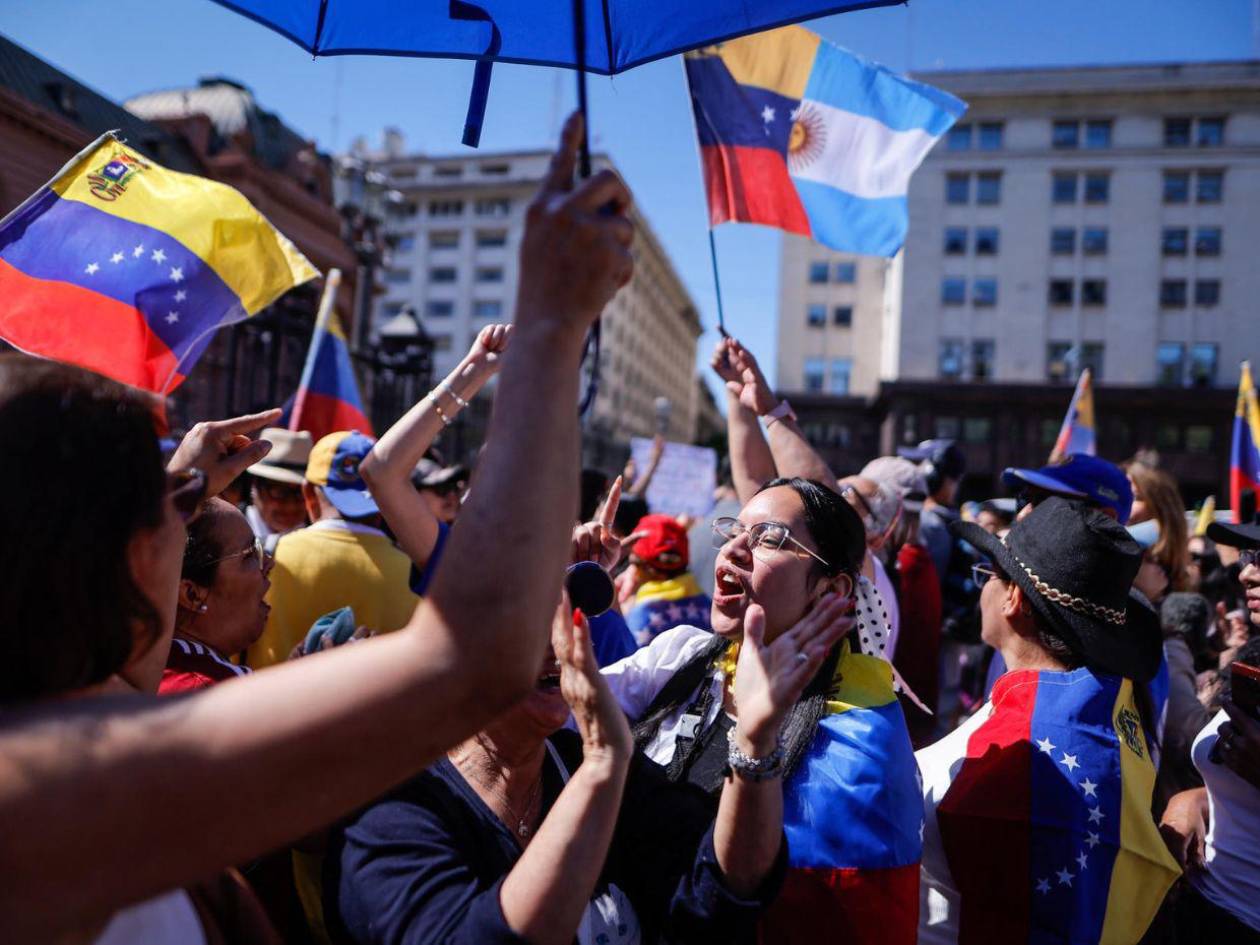 Cientos de venezolanos se reúnen en Plaza de Mayo para apoyar a Edmundo González