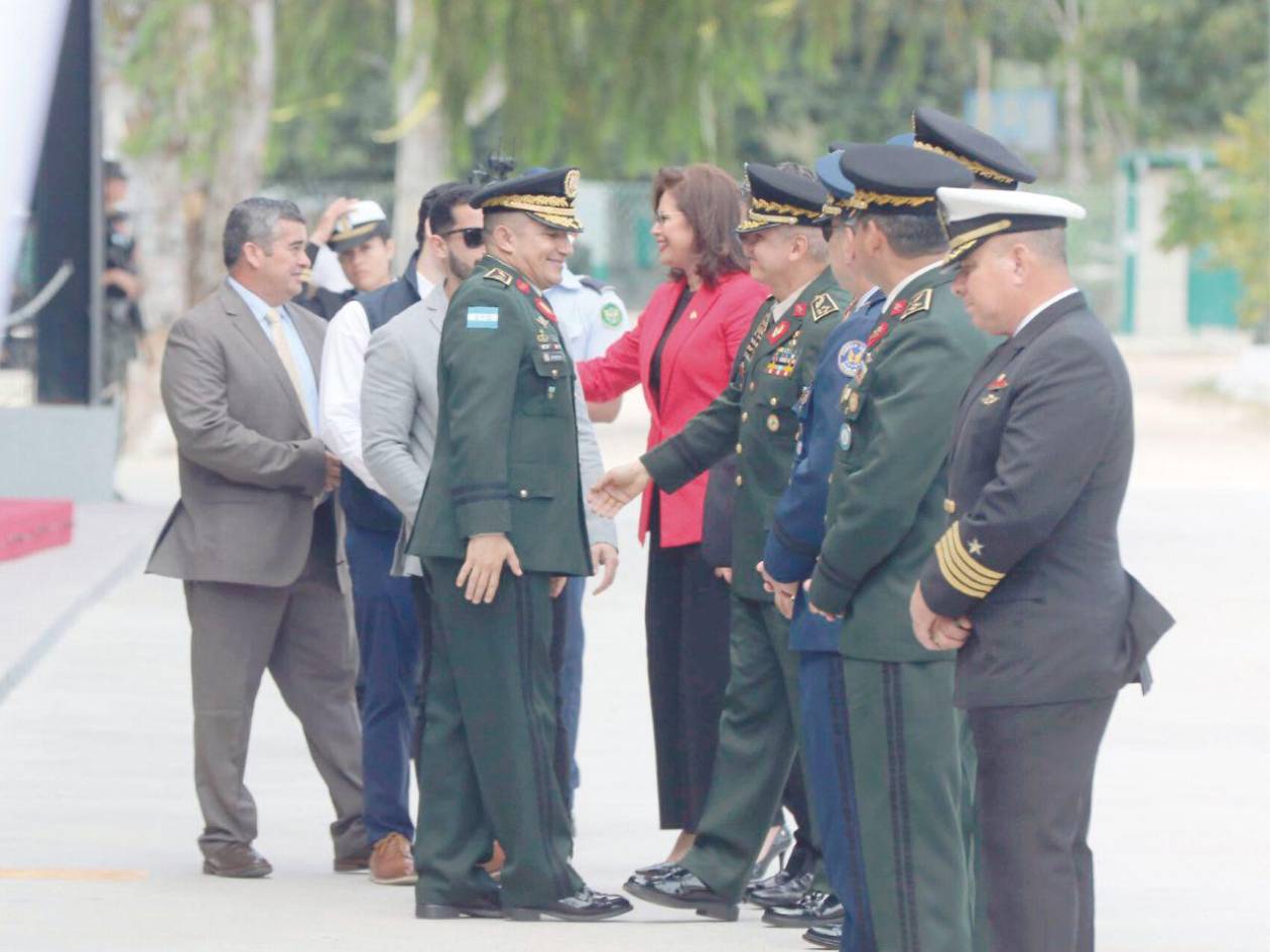 Con honores, 35 oficiales de las Fuerzas Armadas se despiden tras 30 años de servicio