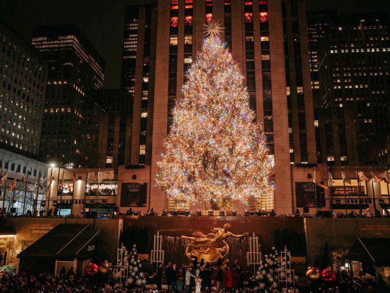 El árbol del Rockefeller Center se ilumina en Nueva York