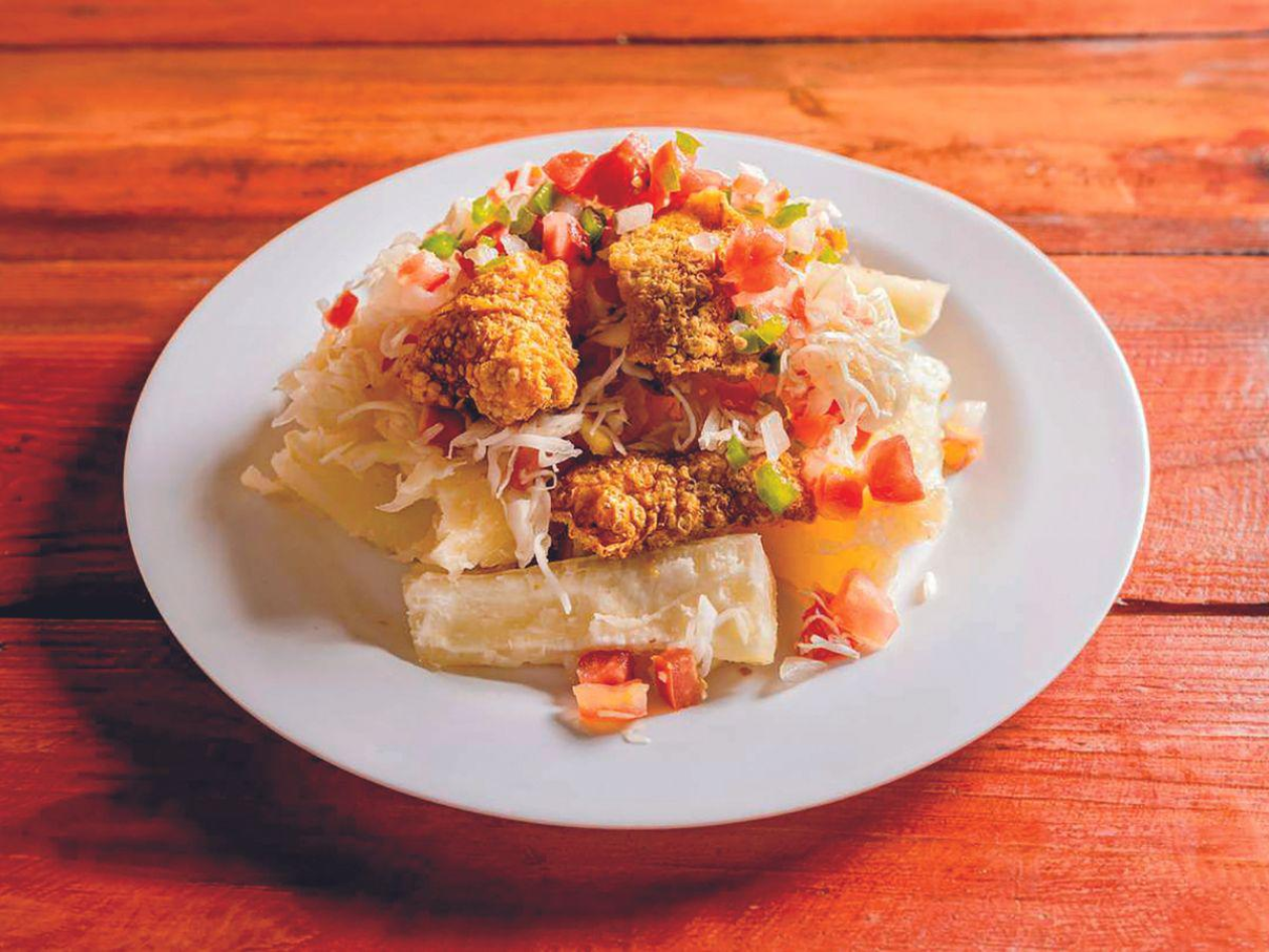 Yuca con chicharrón: una delicia tradicional del placer culinario hondureño