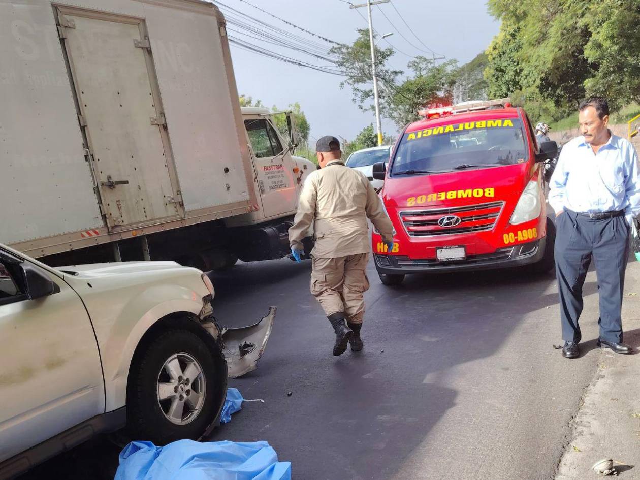 Pareja de motociclistas fallece arrollada por camioneta en Tegucigalpa