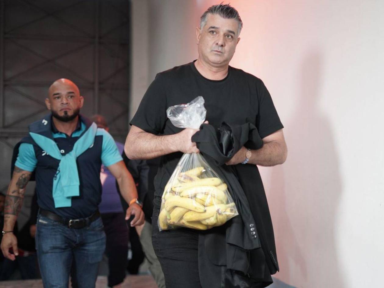 Diego Vázquez llega al Nacional cargando una bolsa de bananos, ¿por qué?