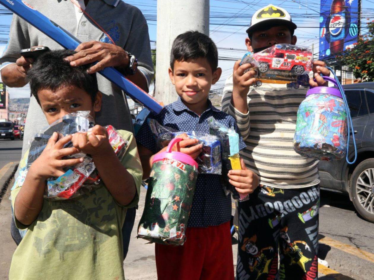 Niños de la capital de Honduras se llenan de alegría recibiendo juguetes