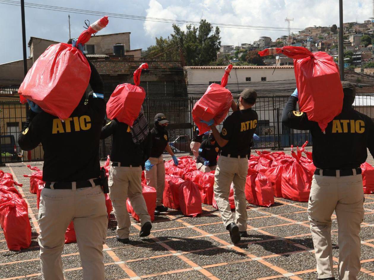 Colombianos y la cocaína, trasladados a Tegucigalpa por autoridades