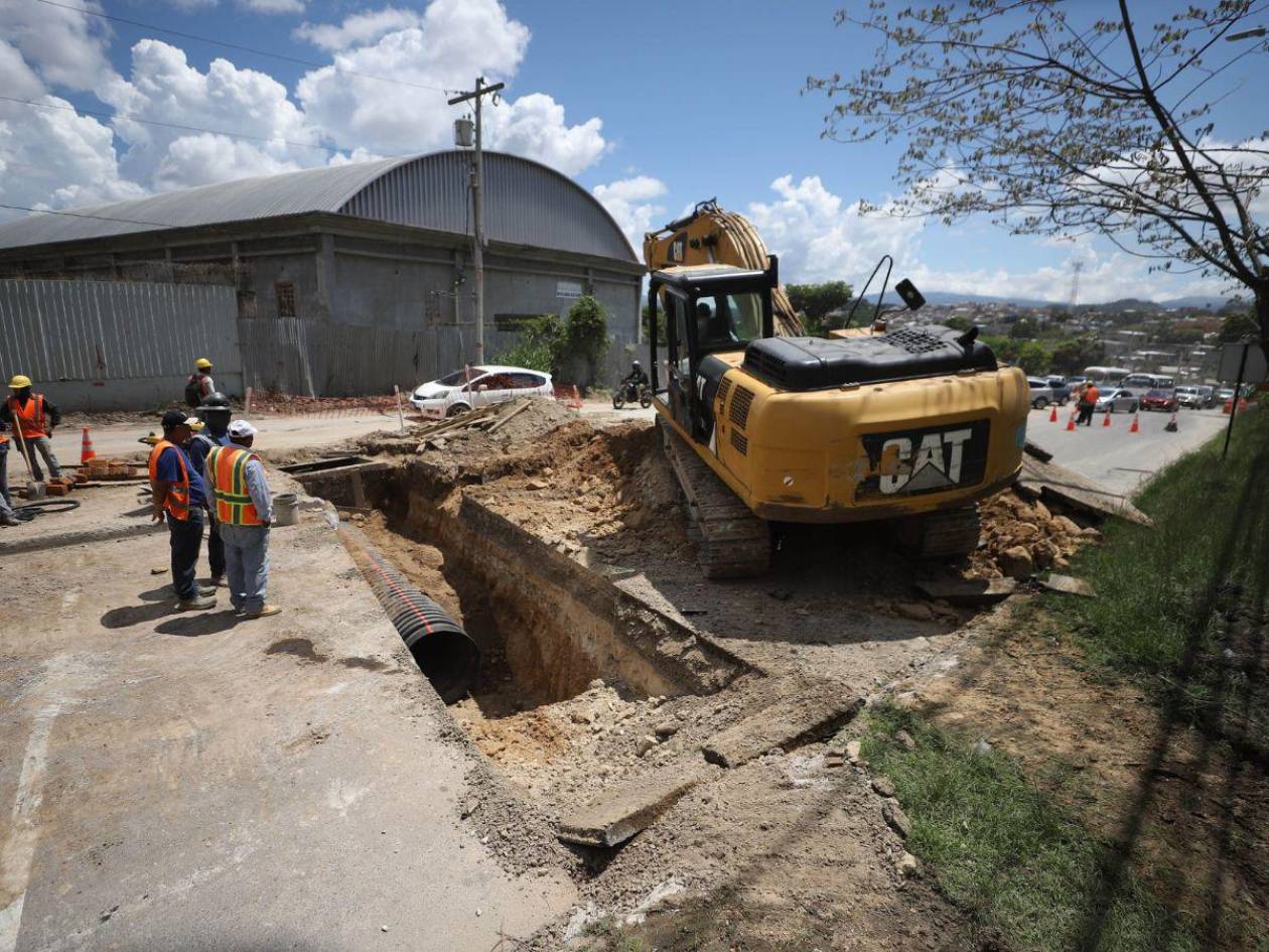 Cierran un carril del anillo periférico por obras en el desvío a Mateo