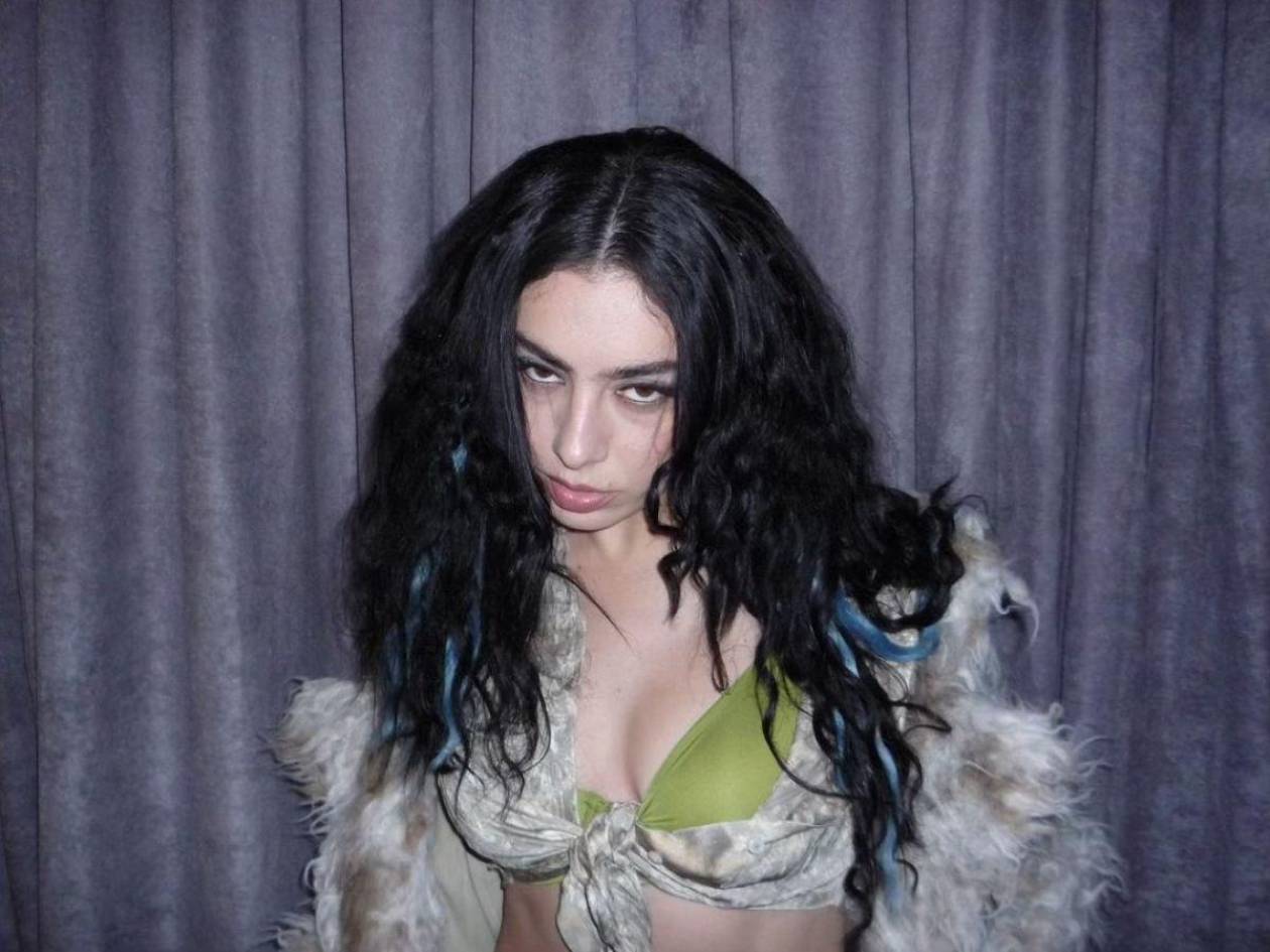 Charli XCX debuta como actriz en Varsovia