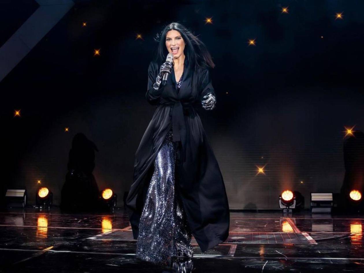 Laura Pausini sufre caída en pleno concierto en Milán