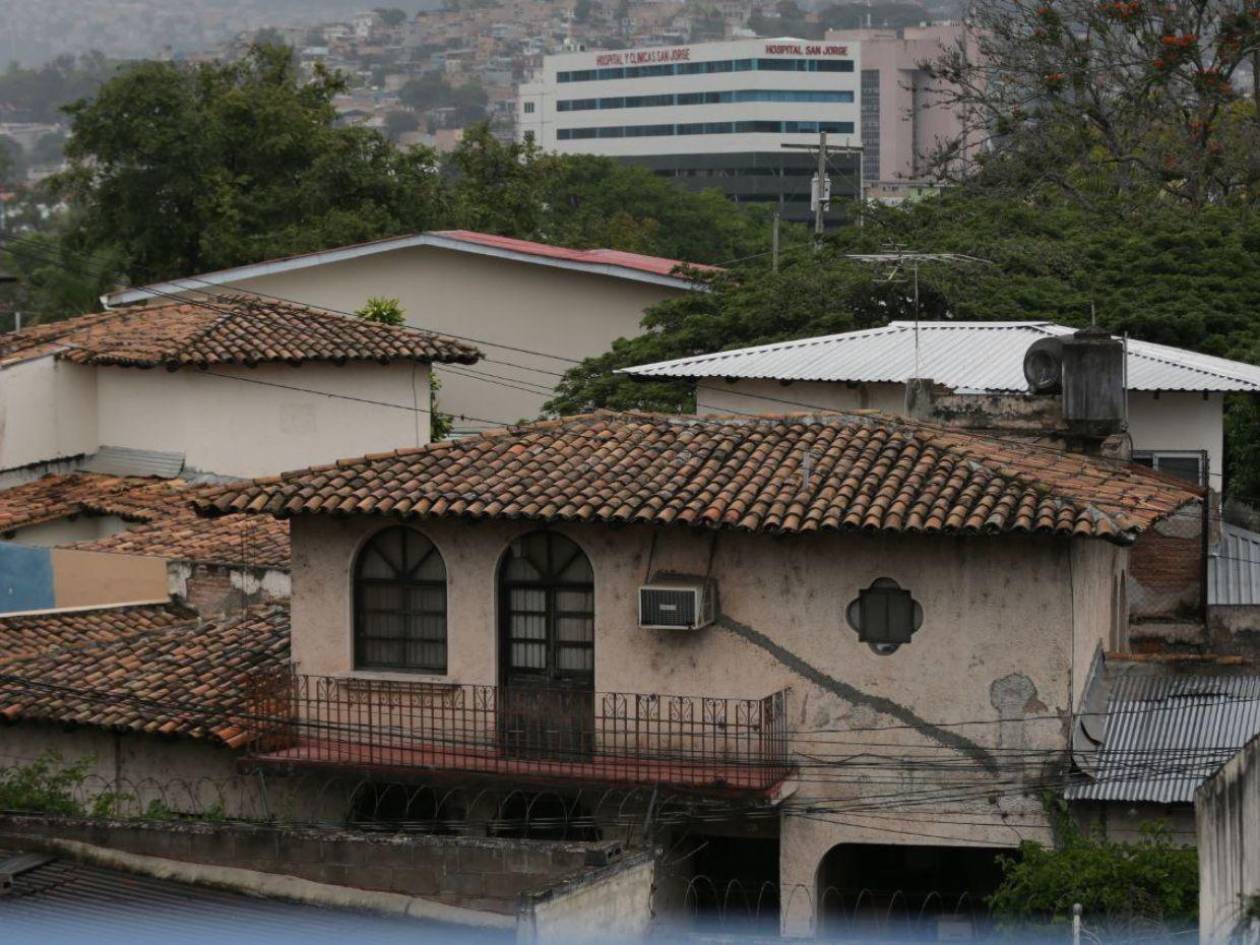 Techos de Tegucigalpa conservan su estética con tejados de barro